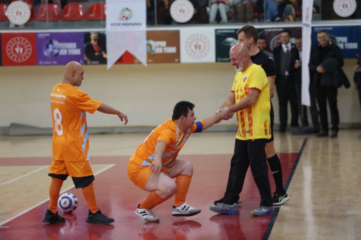 KENT PROTOKOLÜ, KOCASİNAN DOWN FUTSAL TAKIMIYLA FARKINDALIK MAÇI YAPTI