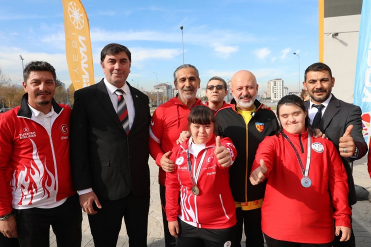 KENT PROTOKOLÜ, KOCASİNAN DOWN FUTSAL TAKIMIYLA FARKINDALIK MAÇI YAPTI