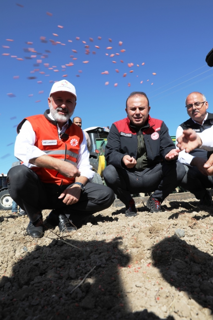 BAŞKAN ÇOLAKBAYRAKDAR, “KIRSAL MAHALLELERDE ÇIĞIR AÇAN HİZMETLERE İMZA ATTIK”