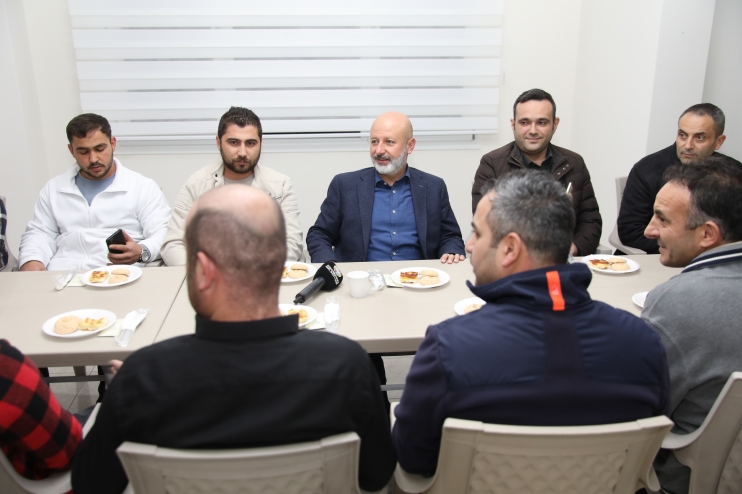 BAŞKAN ÇOLAKBAYRAKDAR VE VATANDAŞ ARASINDA TEBESSÜM DOLU DİYALOG