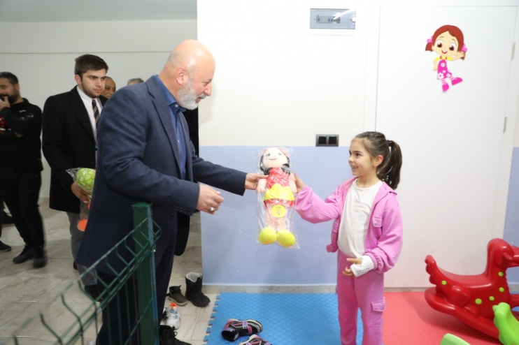 BAŞKAN ÇOLAKBAYRAKDAR VE VATANDAŞ ARASINDA TEBESSÜM DOLU DİYALOG