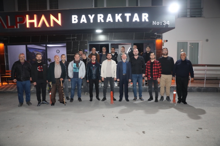 BAŞKAN ÇOLAKBAYRAKDAR VE VATANDAŞ ARASINDA TEBESSÜM DOLU DİYALOG