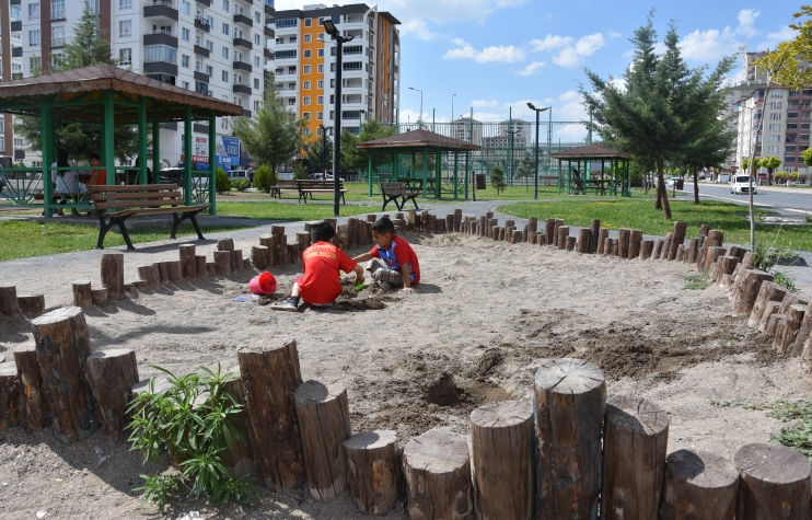 BAŞKAN ÇOLAKBAYRAKDAR, “ÇOCUKLAR İÇİN BÜTÜN PARKLARDA TOPRAK ALAN YAPIYORUZ”