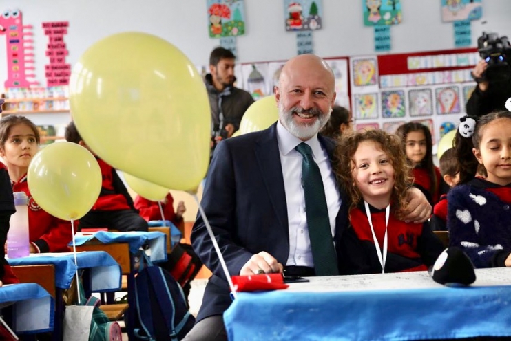 BAŞKAN ÇOLAKBAYRAKDAR, ÖĞRENCİLERİN KARNE HEYECANINI PAYLAŞTI