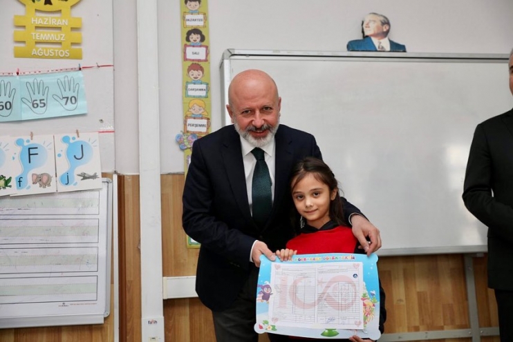 BAŞKAN ÇOLAKBAYRAKDAR, ÖĞRENCİLERİN KARNE HEYECANINI PAYLAŞTI