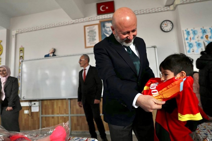 BAŞKAN ÇOLAKBAYRAKDAR, ÖĞRENCİLERİN KARNE HEYECANINI PAYLAŞTI