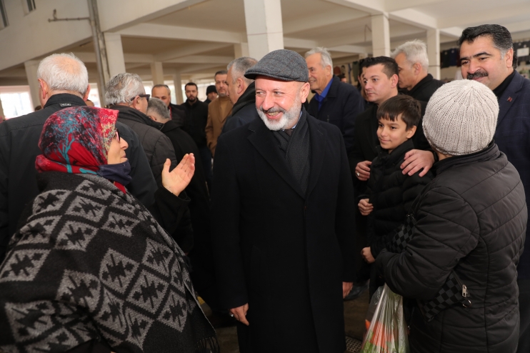 BAŞKAN ÇOLAKBAYRAKDAR, PAZARCI ESNAFINI ZİYARET ETTİ