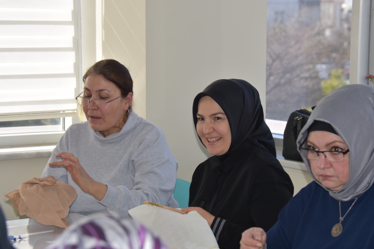 FATMA ÇOLAKBAYRAKDAR, BÜYÜK BİR USTALIKLA İŞLEDİĞİ KANAVİÇE SANATINDA İZ BIRAKTI