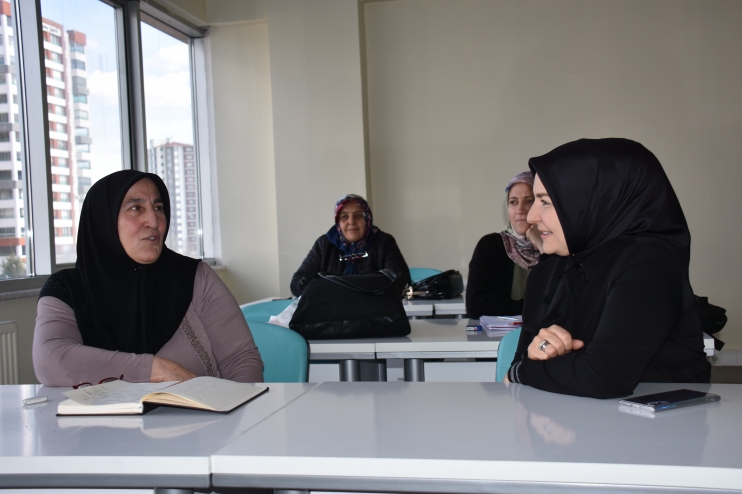 FATMA ÇOLAKBAYRAKDAR, BÜYÜK BİR USTALIKLA İŞLEDİĞİ KANAVİÇE SANATINDA İZ BIRAKTI