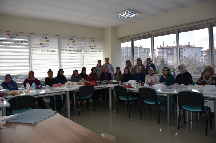FATMA ÇOLAKBAYRAKDAR, BÜYÜK BİR USTALIKLA İŞLEDİĞİ KANAVİÇE SANATINDA İZ BIRAKTI