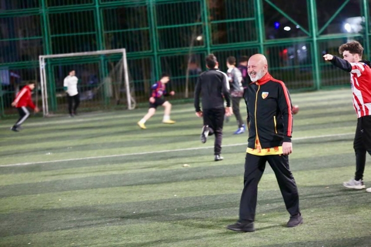 BAŞKAN ÇOLAKBAYRAKDAR, HALI SAHADA GENÇLERLE TER DÖKTÜ