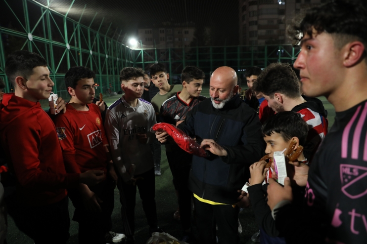 BAŞKAN ÇOLAKBAYRAKDAR, HALI SAHADA GENÇLERLE TER DÖKTÜ