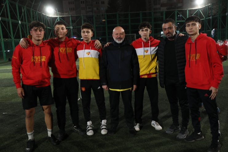 BAŞKAN ÇOLAKBAYRAKDAR, HALI SAHADA GENÇLERLE TER DÖKTÜ