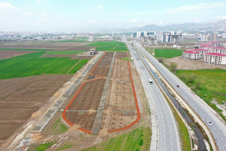 BAŞKAN ÇOLAKBAYRAKDAR, “KİŞİ BAŞINA DÜŞEN 18 METREKARE YEŞİL ALAN İLE REKORU YENİLEYECEĞİZ”
