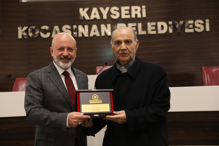 BAŞKAN ÇOLAKBAYRAKDAR’DAN MECLİS ÜYELERİNE PLAKET