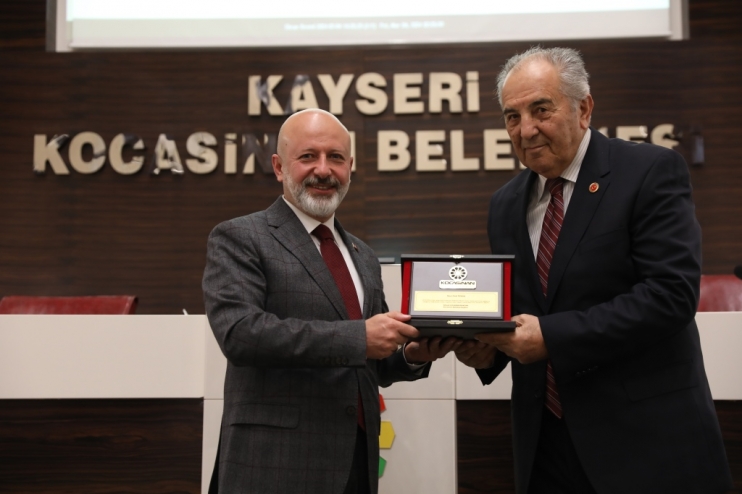 BAŞKAN ÇOLAKBAYRAKDAR’DAN MECLİS ÜYELERİNE PLAKET