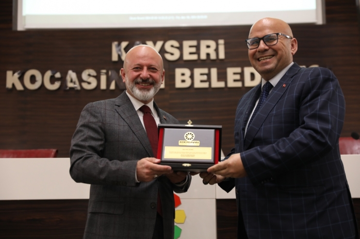 BAŞKAN ÇOLAKBAYRAKDAR’DAN MECLİS ÜYELERİNE PLAKET