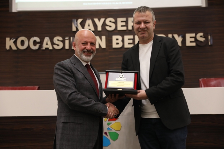 BAŞKAN ÇOLAKBAYRAKDAR’DAN MECLİS ÜYELERİNE PLAKET