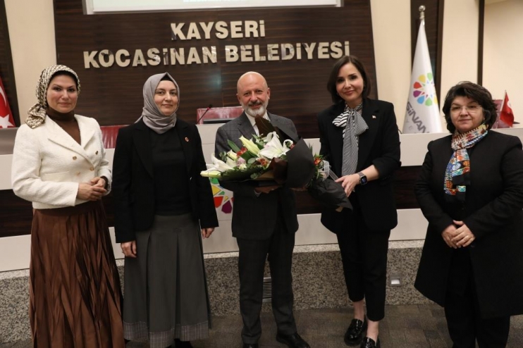 BAŞKAN ÇOLAKBAYRAKDAR’DAN MECLİS ÜYELERİNE PLAKET