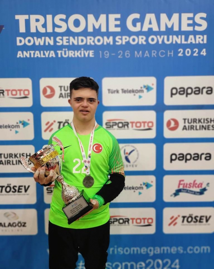 BAŞKAN ÇOLAKBAYRAKDAR, DÜNYA İKİNCİSİ OLAN KOCASİNAN’IN ÖZEL SPORCUSUNU TEBRİK ETTİ