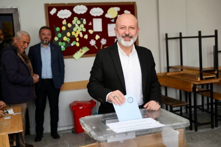BAŞKAN ÇOLAKBAYRAKDAR, OYUNU EŞİYLE BİRLİKTE KULLANDI