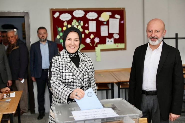 BAŞKAN ÇOLAKBAYRAKDAR, OYUNU EŞİYLE BİRLİKTE KULLANDI