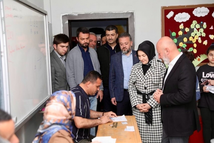 BAŞKAN ÇOLAKBAYRAKDAR, OYUNU EŞİYLE BİRLİKTE KULLANDI