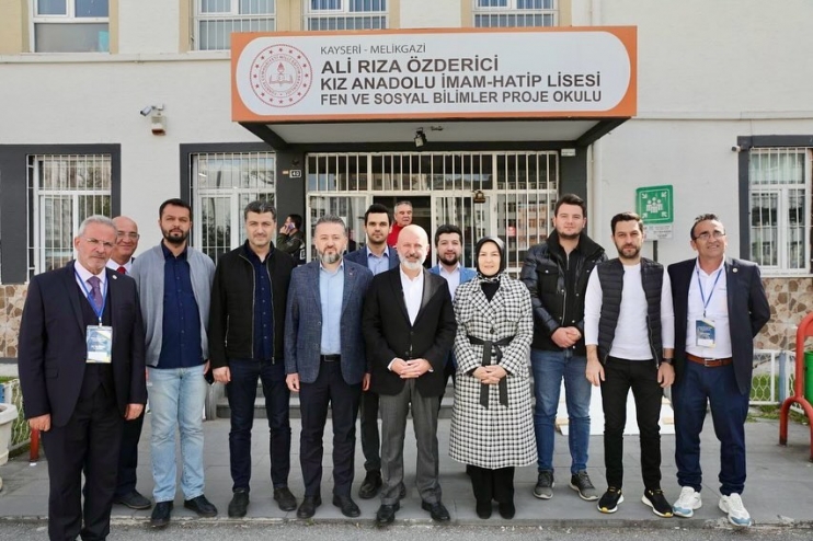 BAŞKAN ÇOLAKBAYRAKDAR, OYUNU EŞİYLE BİRLİKTE KULLANDI