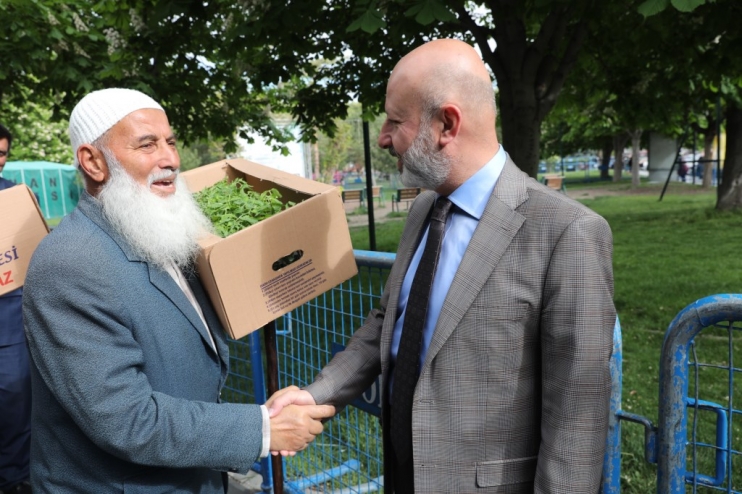 BAŞKAN ÇOLAKBAYRAKDAR’DAN ORGANİK DOMATES FİDESİ DAĞITIM ETKİNLİĞİNE DAVET