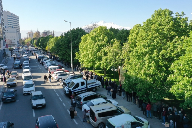 KOCASİNAN’IN ORGANİK DOMATES FİDESİNE VATANDAŞLARDAN YOĞUN İLGİ