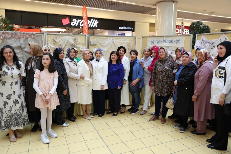 KOCASİNAN AKADEMİDEN ANNELER GÜNÜ’NE ÖZEL, GÖZ KAMAŞTIRAN SERGİ