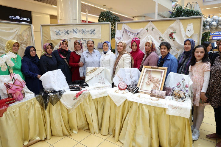 KOCASİNAN AKADEMİDEN ANNELER GÜNÜ’NE ÖZEL, GÖZ KAMAŞTIRAN SERGİ