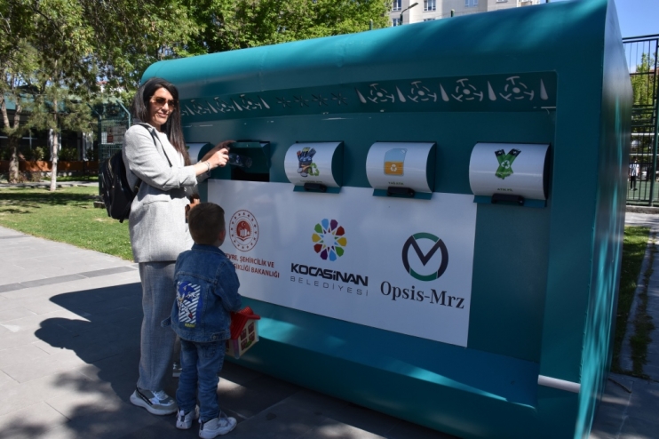 BAŞKAN ÇOLAKBAYRAKDAR, “GERİ DÖNÜŞÜMLE GELECEĞİ VE DOĞAYI KORUYORUZ”