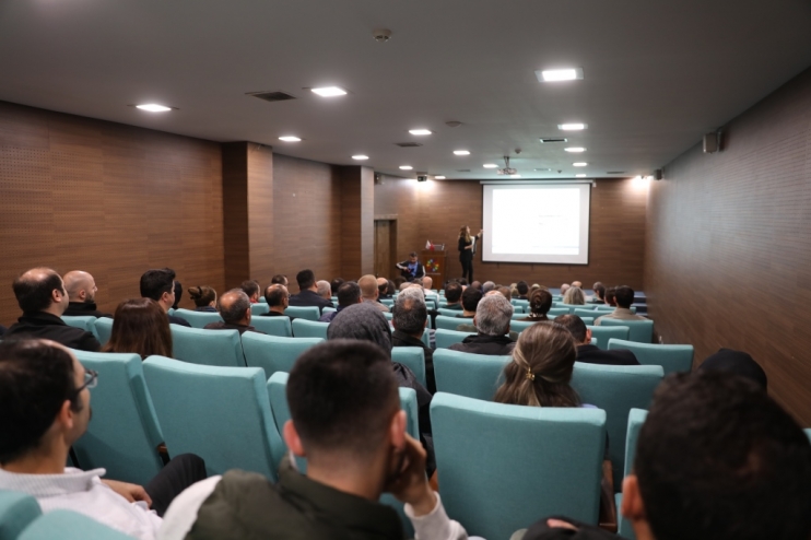 BAŞKAN ÇOLAKBAYRAKDAR, “EĞİTİMLERLE VATANDAŞLARIMIZA DAHA KALİTELİ HİZMET SUNUYORUZ”