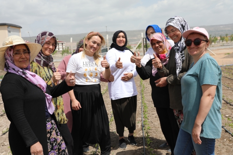 BAŞKAN ÇOLAKBAYRAKDAR, “KOCASİNAN, ŞEHRİN MERKEZİNDE TARIMSAL ÜRETİMLE TÜRKİYE’YE MODEL OLDUK”