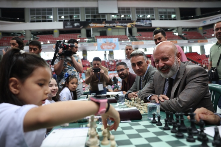 BAŞKAN ÇOLAKBAYRAKDAR, “ÇOCUKLARIMIZIN FİZİKSEL VE ZİHİNSEL GELİŞİMİNE BÜYÜK KATKI SAĞLIYORUZ”