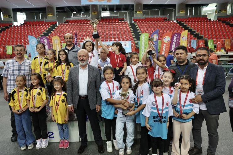 BAŞKAN ÇOLAKBAYRAKDAR, SATRANÇ TURNUVASININ ÖDÜLLERİNİ VERDİ