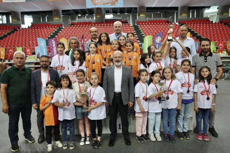 BAŞKAN ÇOLAKBAYRAKDAR, SATRANÇ TURNUVASININ ÖDÜLLERİNİ VERDİ