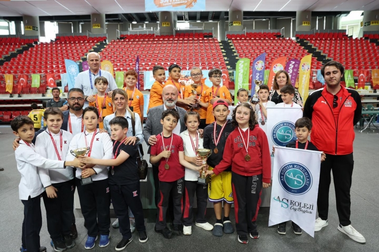 BAŞKAN ÇOLAKBAYRAKDAR, SATRANÇ TURNUVASININ ÖDÜLLERİNİ VERDİ