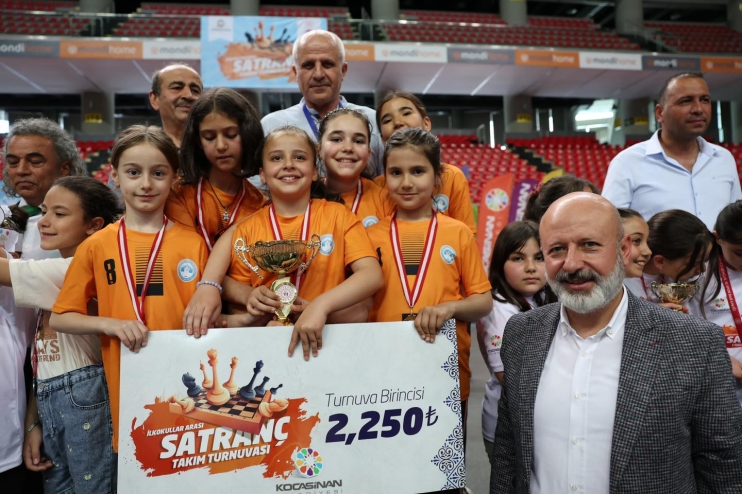 BAŞKAN ÇOLAKBAYRAKDAR, SATRANÇ TURNUVASININ ÖDÜLLERİNİ VERDİ