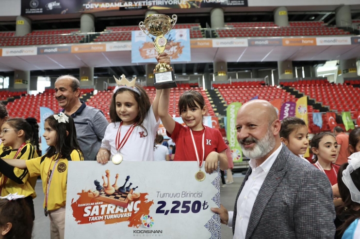 BAŞKAN ÇOLAKBAYRAKDAR, SATRANÇ TURNUVASININ ÖDÜLLERİNİ VERDİ