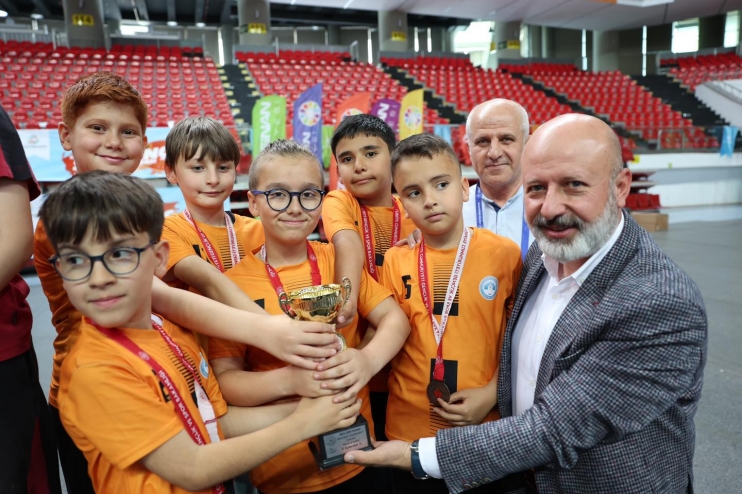 BAŞKAN ÇOLAKBAYRAKDAR, SATRANÇ TURNUVASININ ÖDÜLLERİNİ VERDİ
