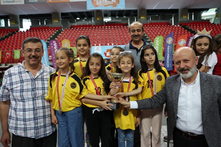 BAŞKAN ÇOLAKBAYRAKDAR, SATRANÇ TURNUVASININ ÖDÜLLERİNİ VERDİ