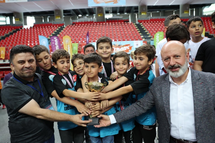 BAŞKAN ÇOLAKBAYRAKDAR, SATRANÇ TURNUVASININ ÖDÜLLERİNİ VERDİ