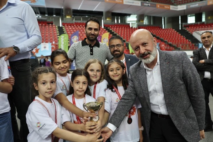 BAŞKAN ÇOLAKBAYRAKDAR, SATRANÇ TURNUVASININ ÖDÜLLERİNİ VERDİ
