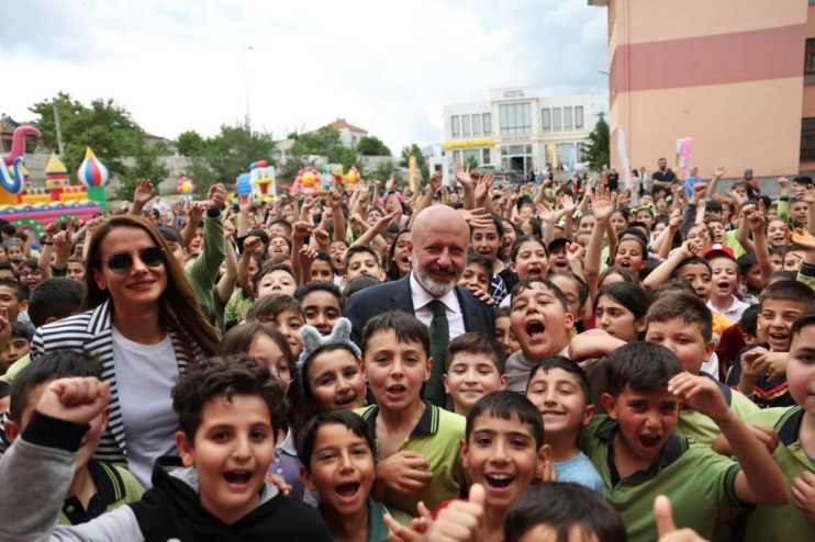 BAŞKAN ÇOLAKBAYRAKDAR, “HİZMETLERİMİZLE ÇOCUKLARIMIZIN GELECEĞİNİ İNŞA EDİYORUZ”