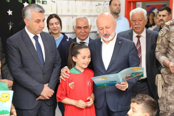 BAŞKAN ÇOLAKBAYRAKDAR, KARNE SEVİNCİ YAŞAYAN ÖĞRENCİLERİ TEBRİK ETTİ