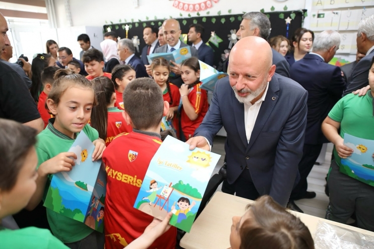 BAŞKAN ÇOLAKBAYRAKDAR, KARNE SEVİNCİ YAŞAYAN ÖĞRENCİLERİ TEBRİK ETTİ