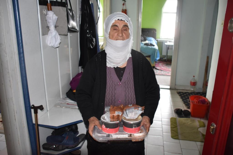 GÖNÜLLERİN BAŞKANI, BÜYÜKLERİN HEM GÖNLÜNÜ HEM DE HAYIR DUASINI ALIYOR