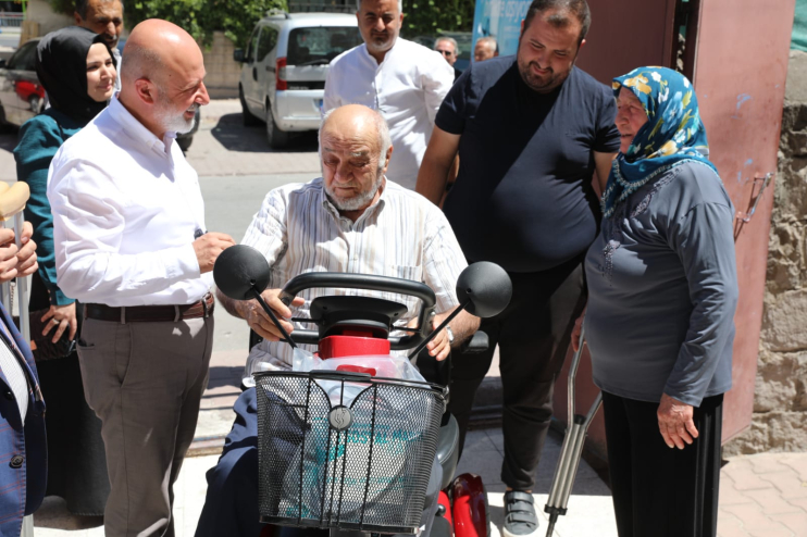 BAŞKAN ÇOLAKBAYRAKDAR, ENGELLİ AİLEYE AKÜLÜ ARAÇ HEDİYE ETTİ